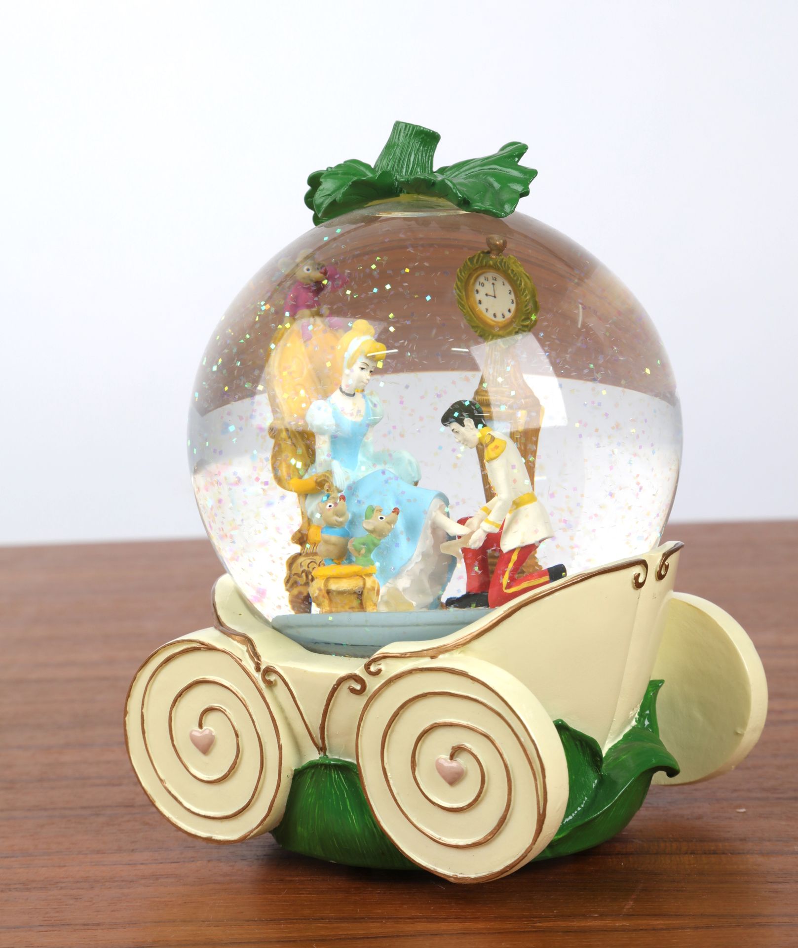Null "Boule de Noël", et boite à musique à décor de Cendrillon. 16x12cm.