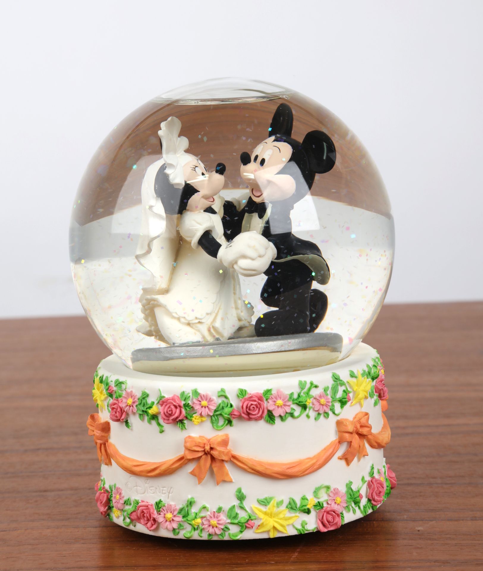 Null "Weihnachtskugel", und Spieluhr mit "Mickey und Minnie" Dekoration. 16x12 c&hellip;
