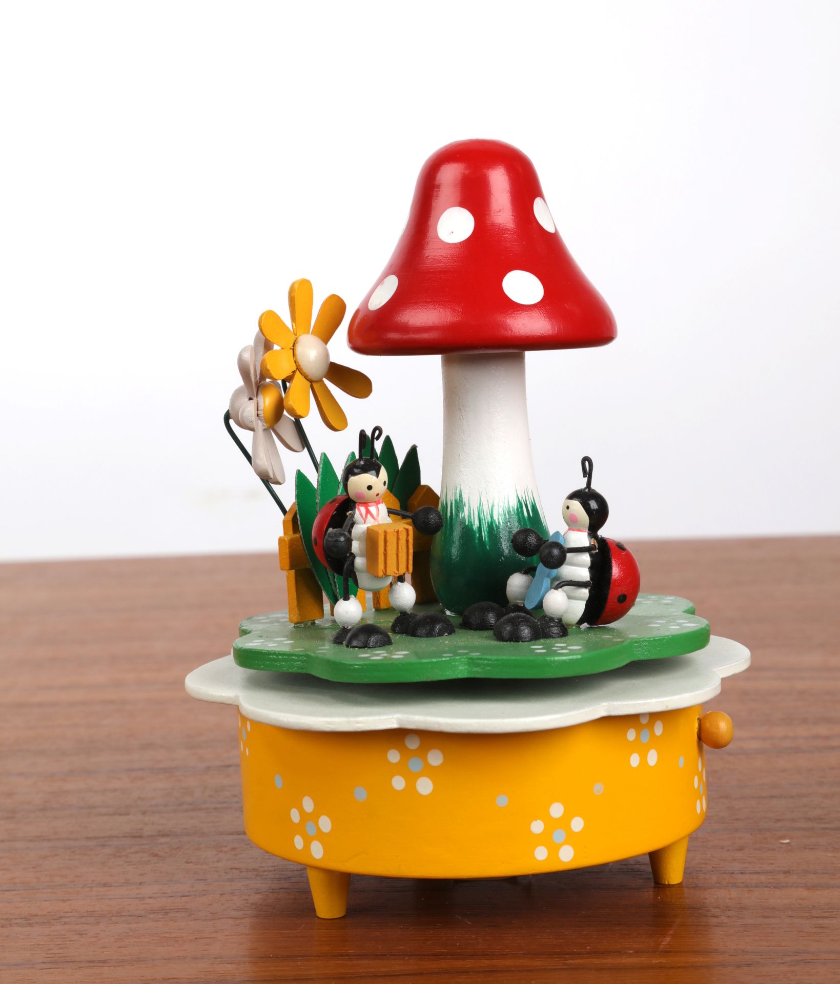 Null Music box with a decoration of "cocinelles" and mushroom.