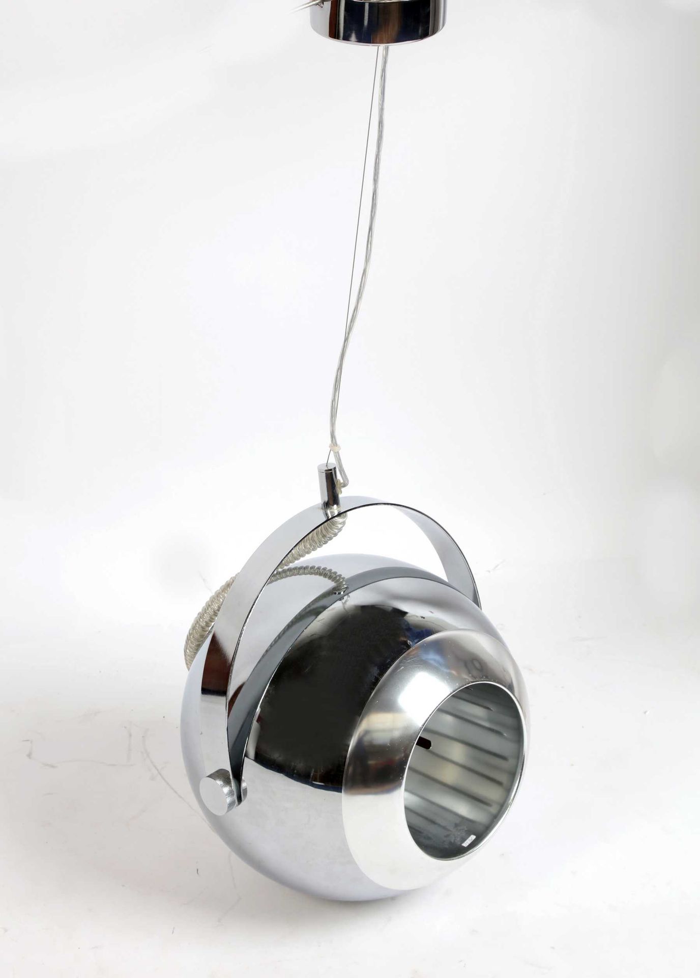 Null 
Important luminaire sphère en métal chromé (léger enft). Diam : 35 cm.