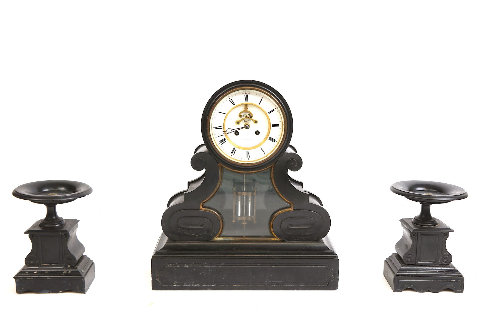 Null Important mantelpiece, in black marble, a clock, mercury movement, 46X52X14&hellip;