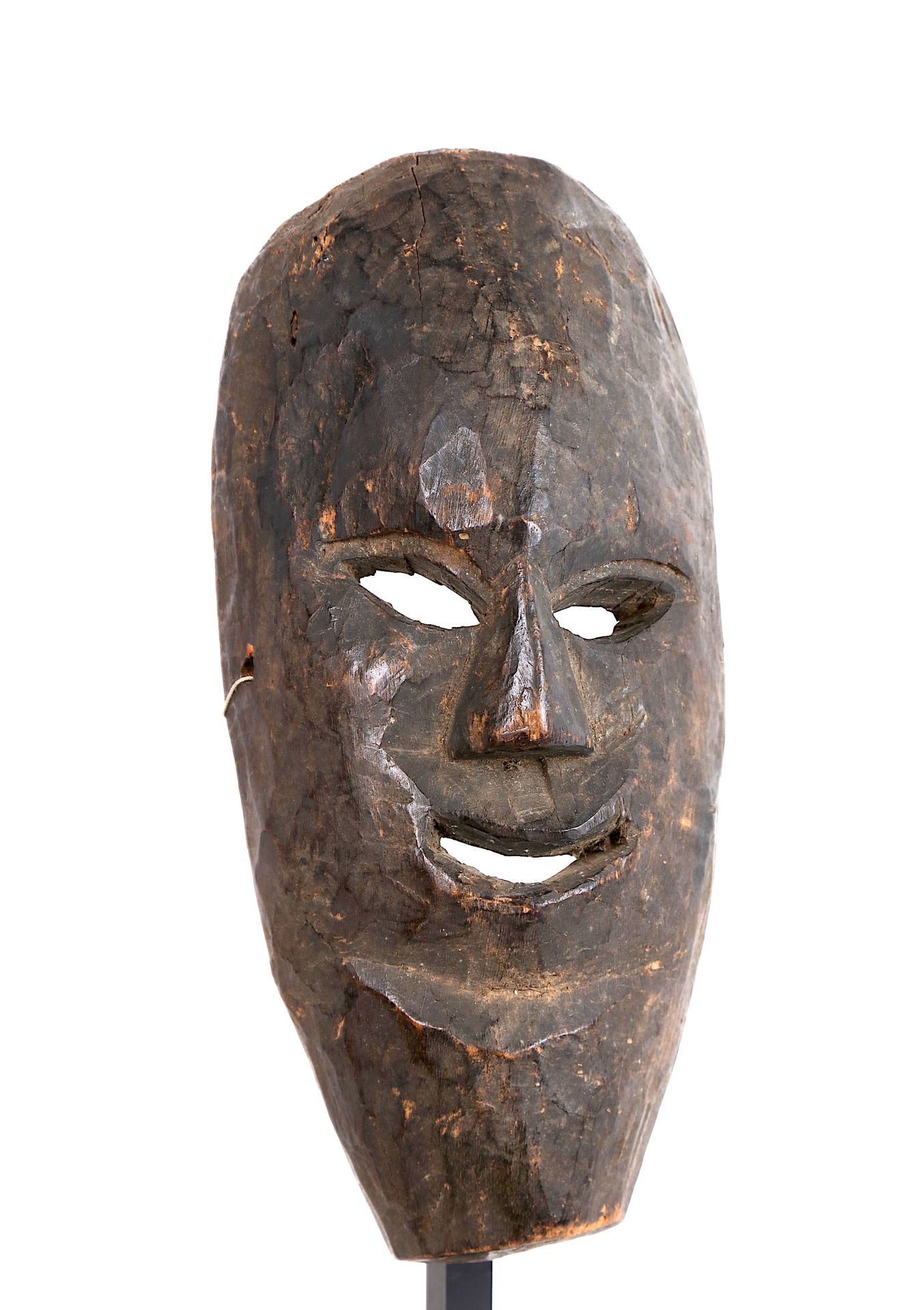 Null 刚果。椭圆形的深色木制面具，脸部被拉长，眼睛偏斜。(参考 13) 高度：31厘米。