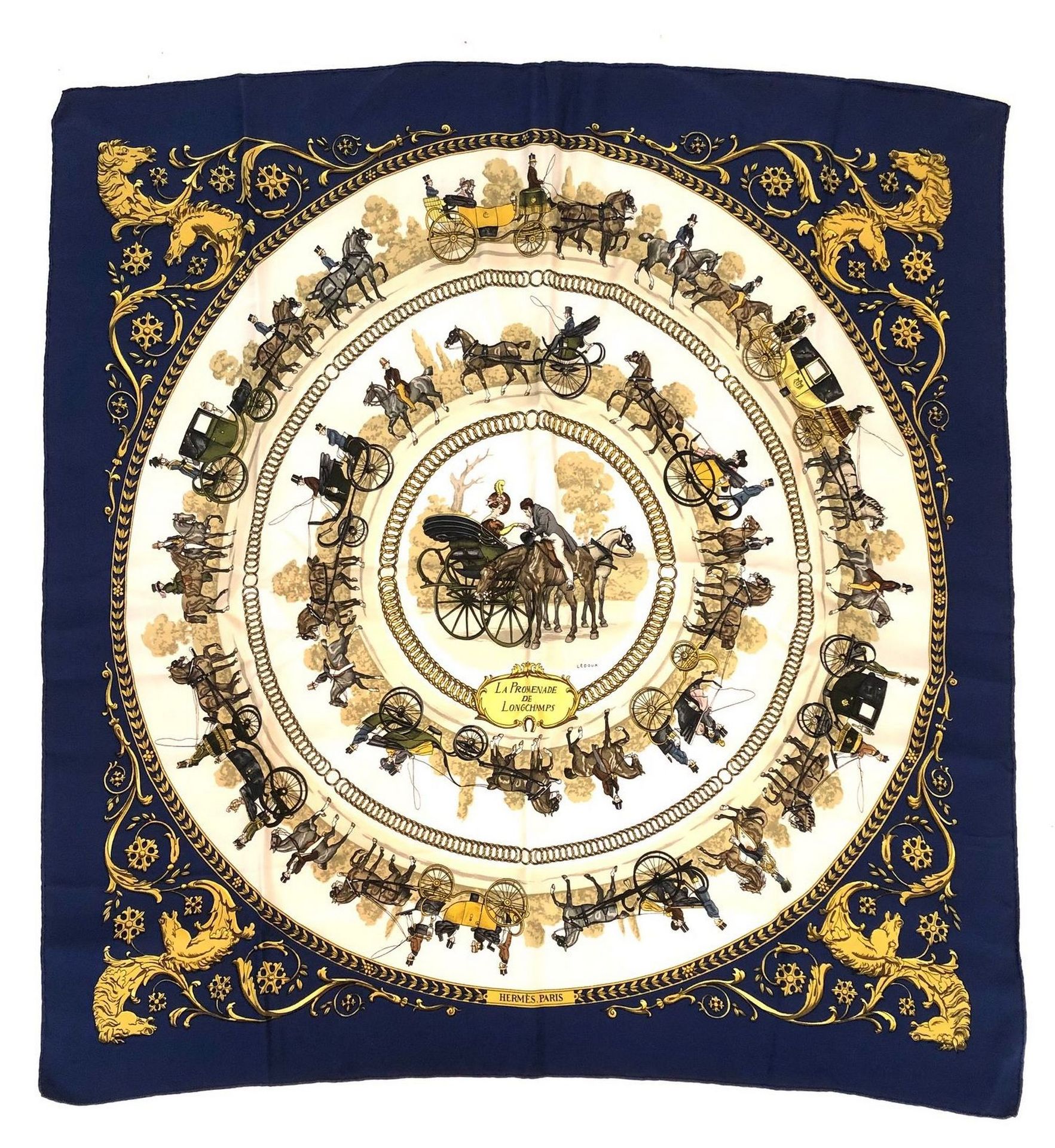 Null HERMÈS巴黎，印有 "La Promenade de Longchamps "字样的丝绸方块，皇家蓝边，署名Ledoux。