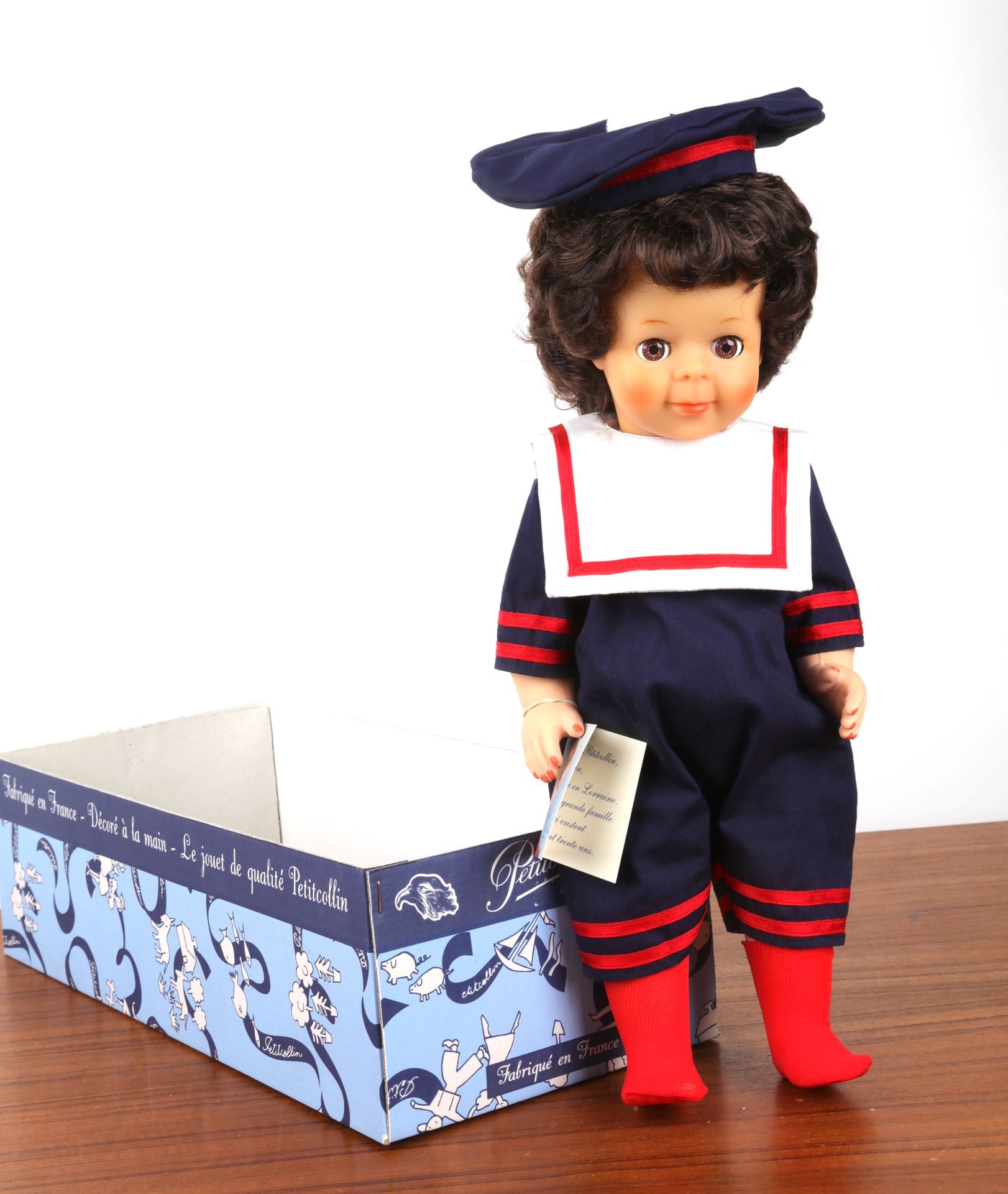 Null PETITCOLLIN, bambola vestita da marinaio.