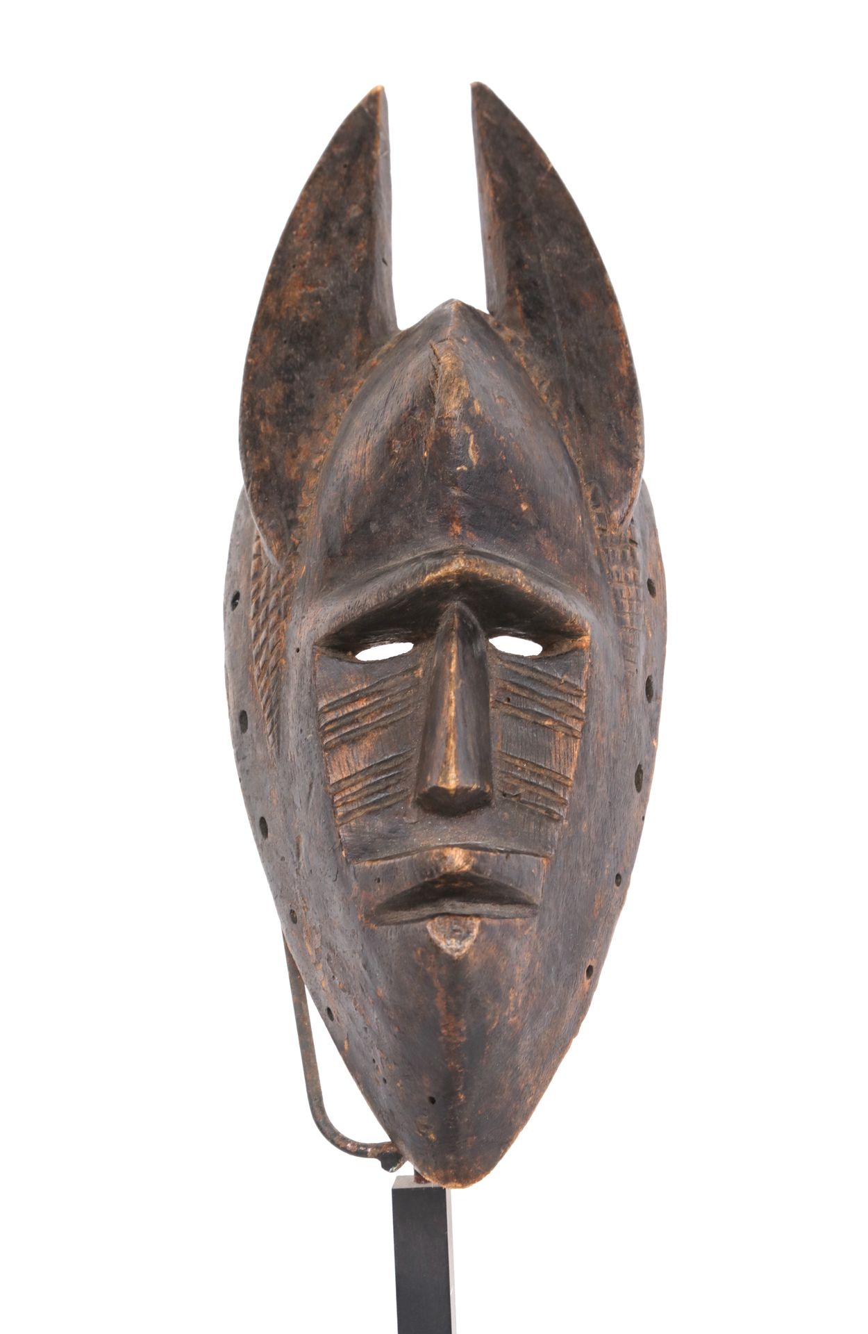 Null BAMBARA或SENOUFO，马里。木质的拟人面具，有深棕色的铜锈。(参考3) 高度：31厘米。