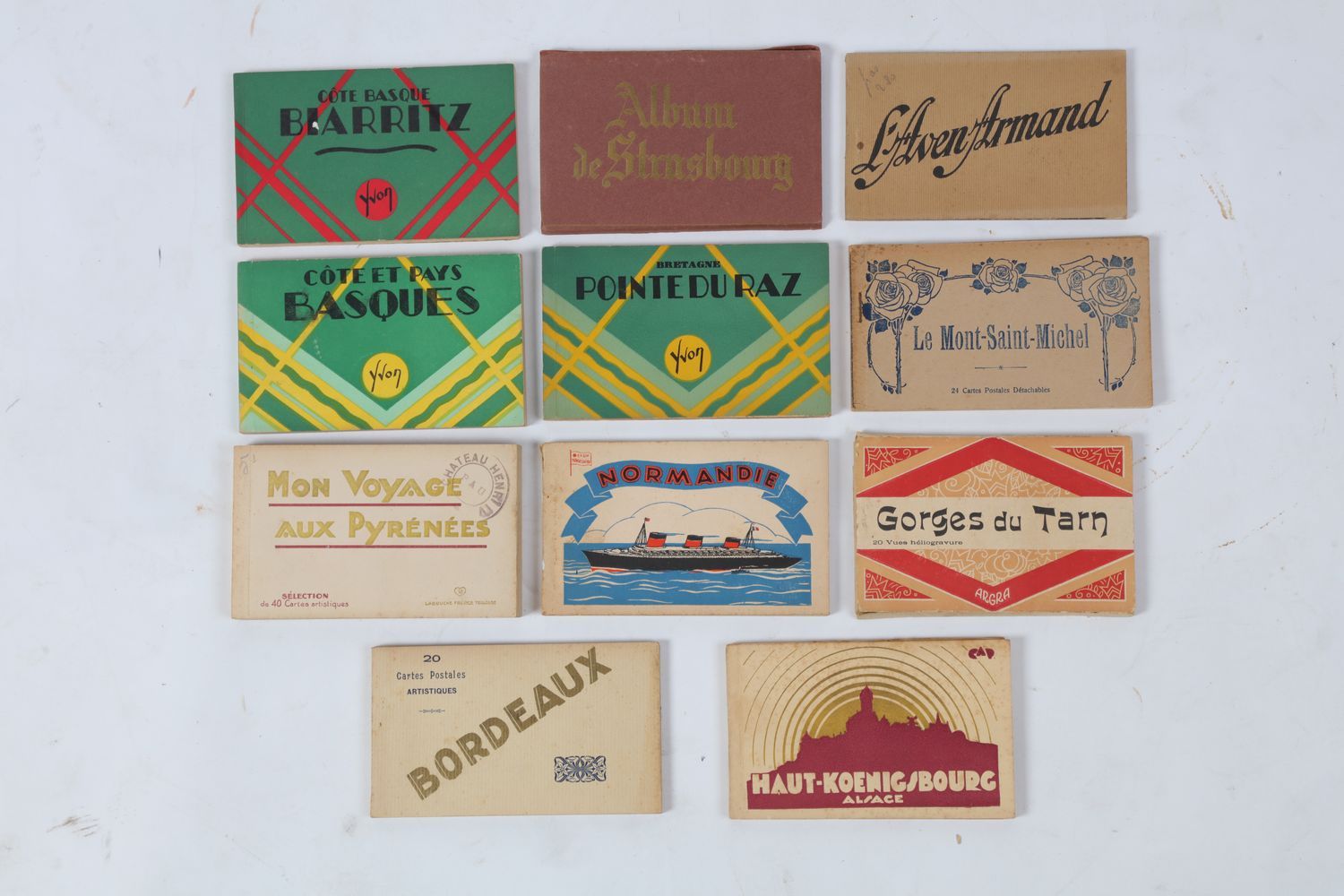 Null Posten von 11 kleinen Heftchen mit alten Postkarten, um 1930.