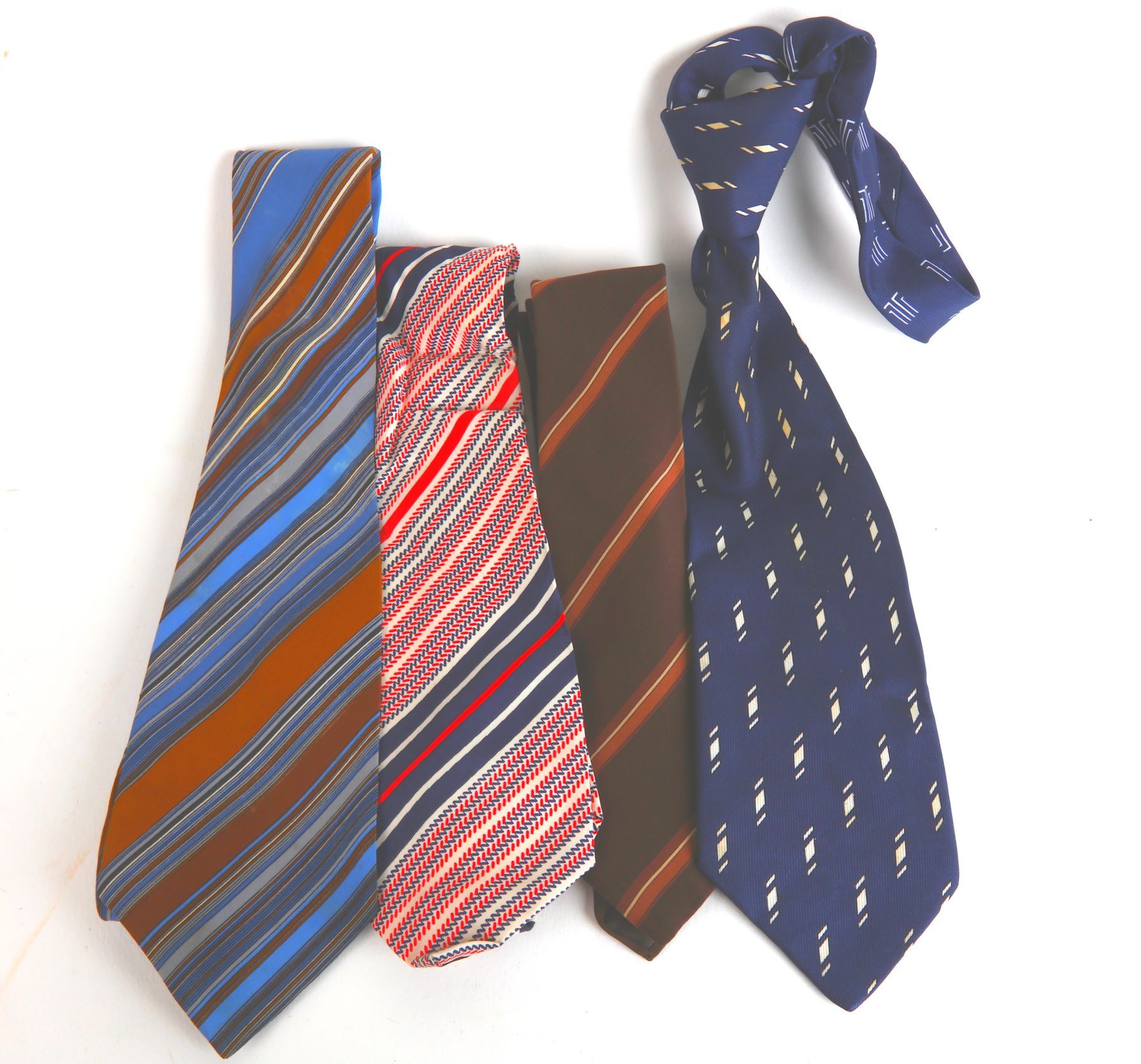 Null 12条领带，一个爱马仕领带。