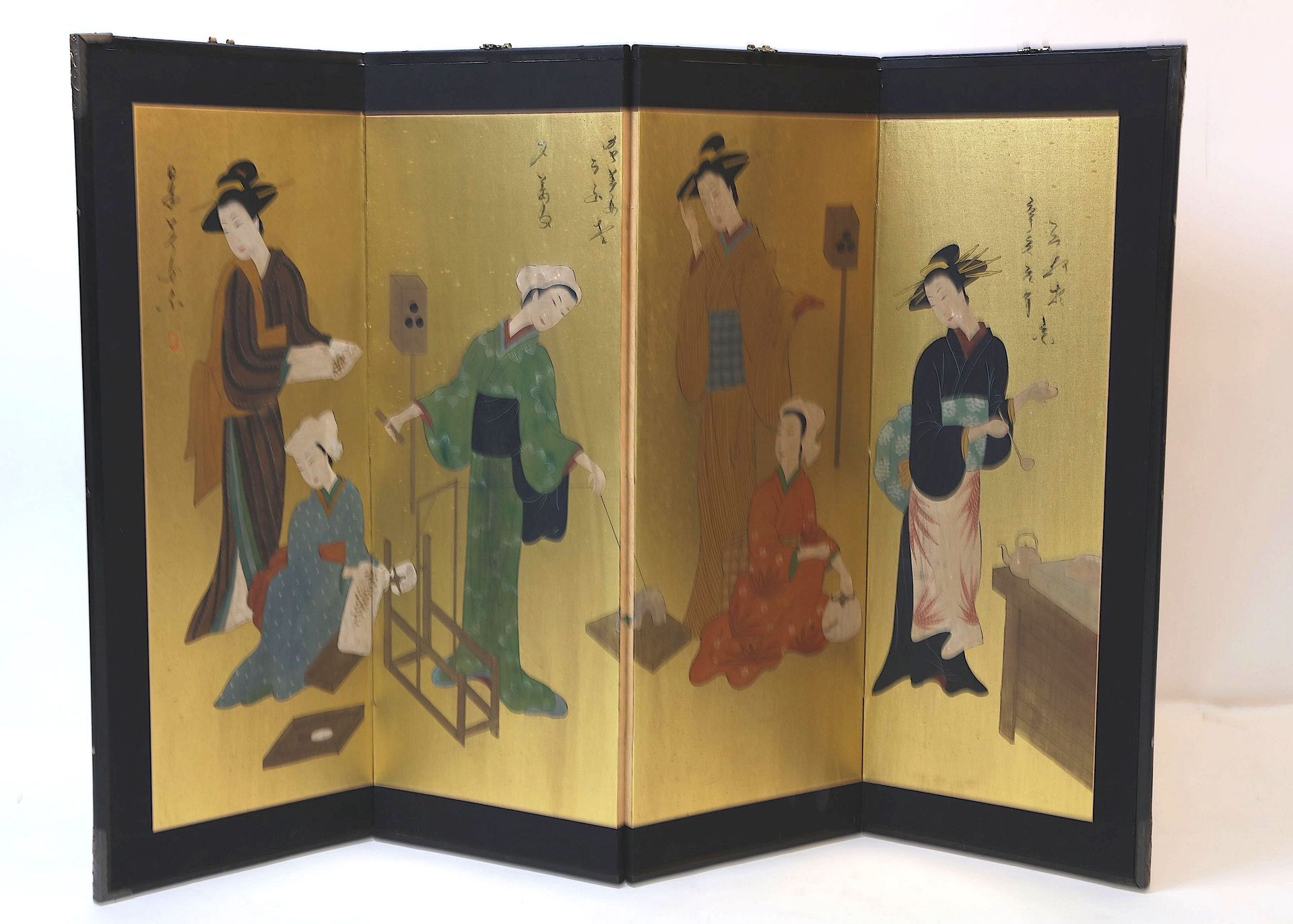 Null JAPÓN, biombo de cuatro paneles con figuras femeninas. (34X81)x4