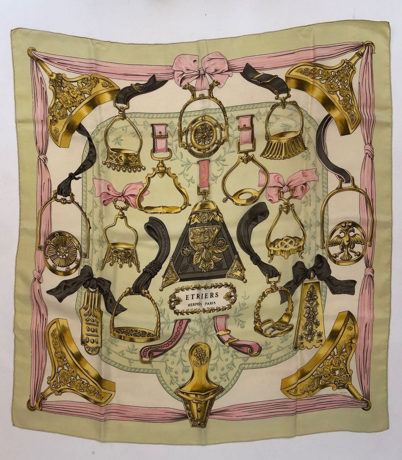 Null HERMES巴黎，正方形，印有 "Etriers "字样的丝绸，在F.De la Perriere的画作上，用铜质马镫组成一个褶皱丝带的框架。
