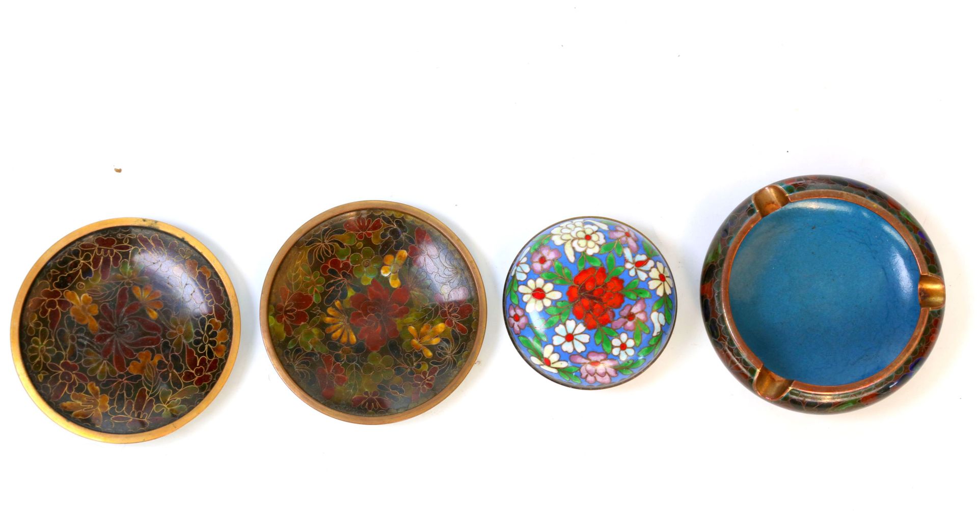 Null CHINA, a covered box, an ashtray and 2 cloisonne enamel dishes.