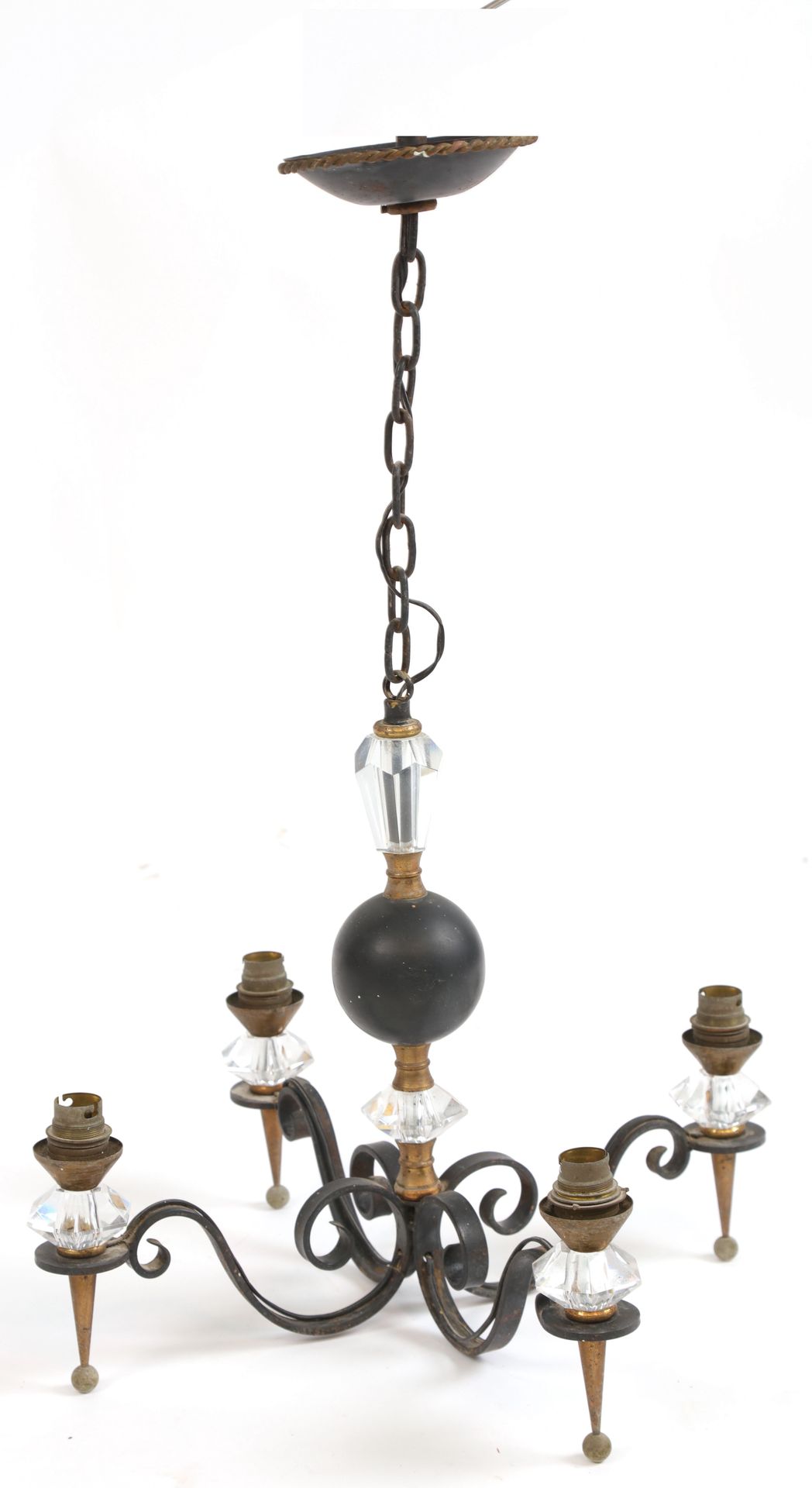 Null 锻铁和塞夫勒水晶的4个灯臂的吊灯。1950年左右，48X36