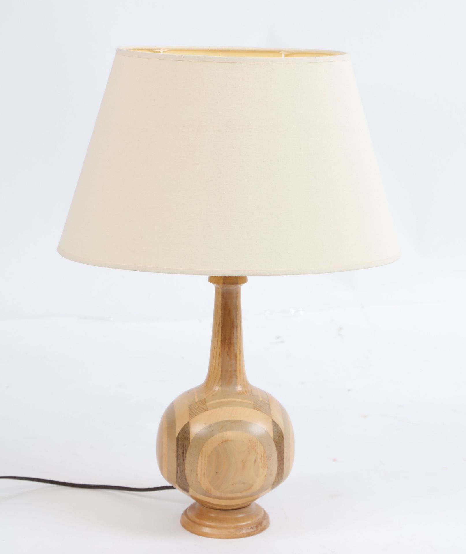 Null Lampe en bois nature ( essences de bois diverses). Ht : 48 cm.