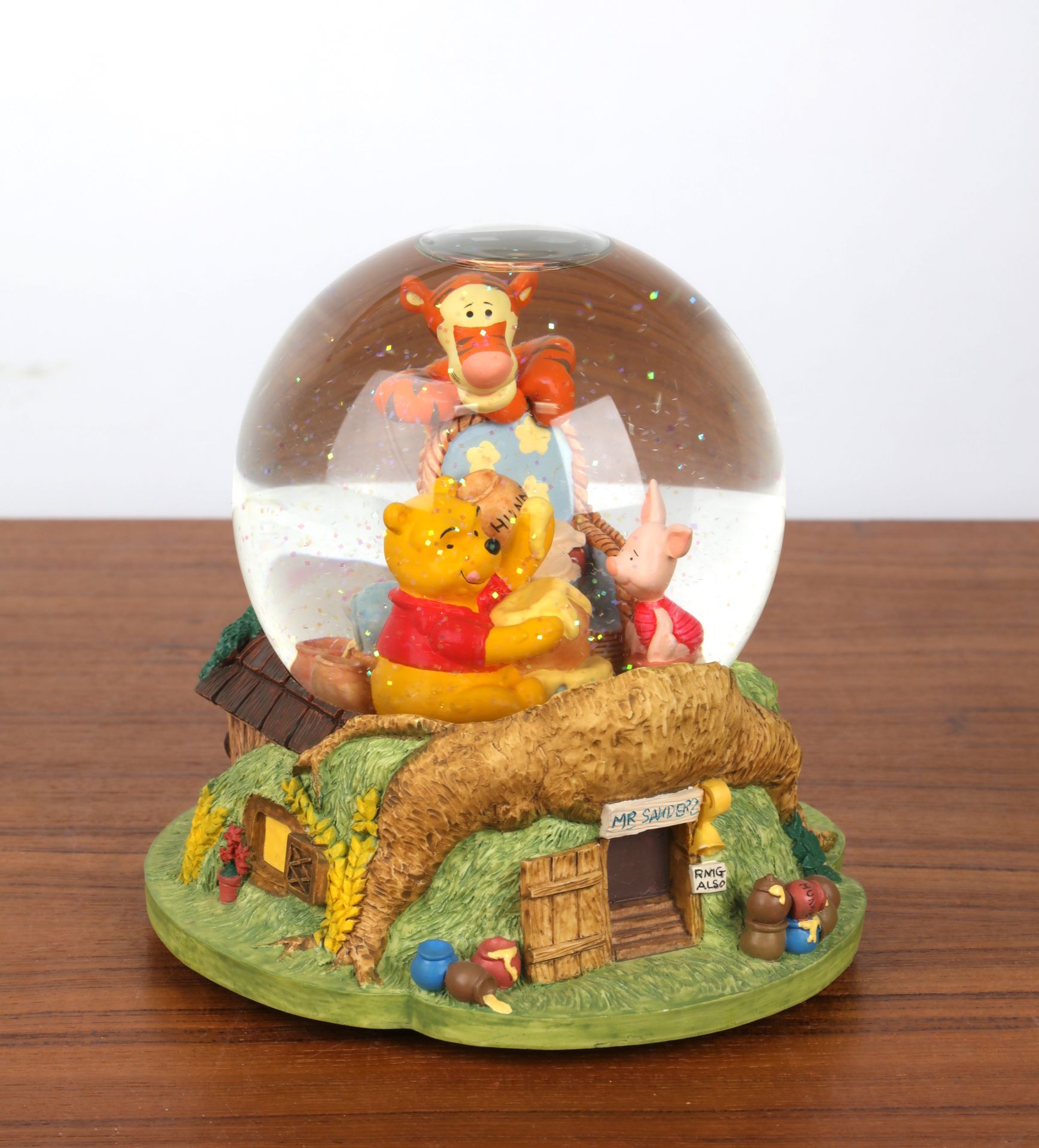 Null "Boule de Noël", et boite à musique à décor de "Winnie l'ourson". 16x12cm.