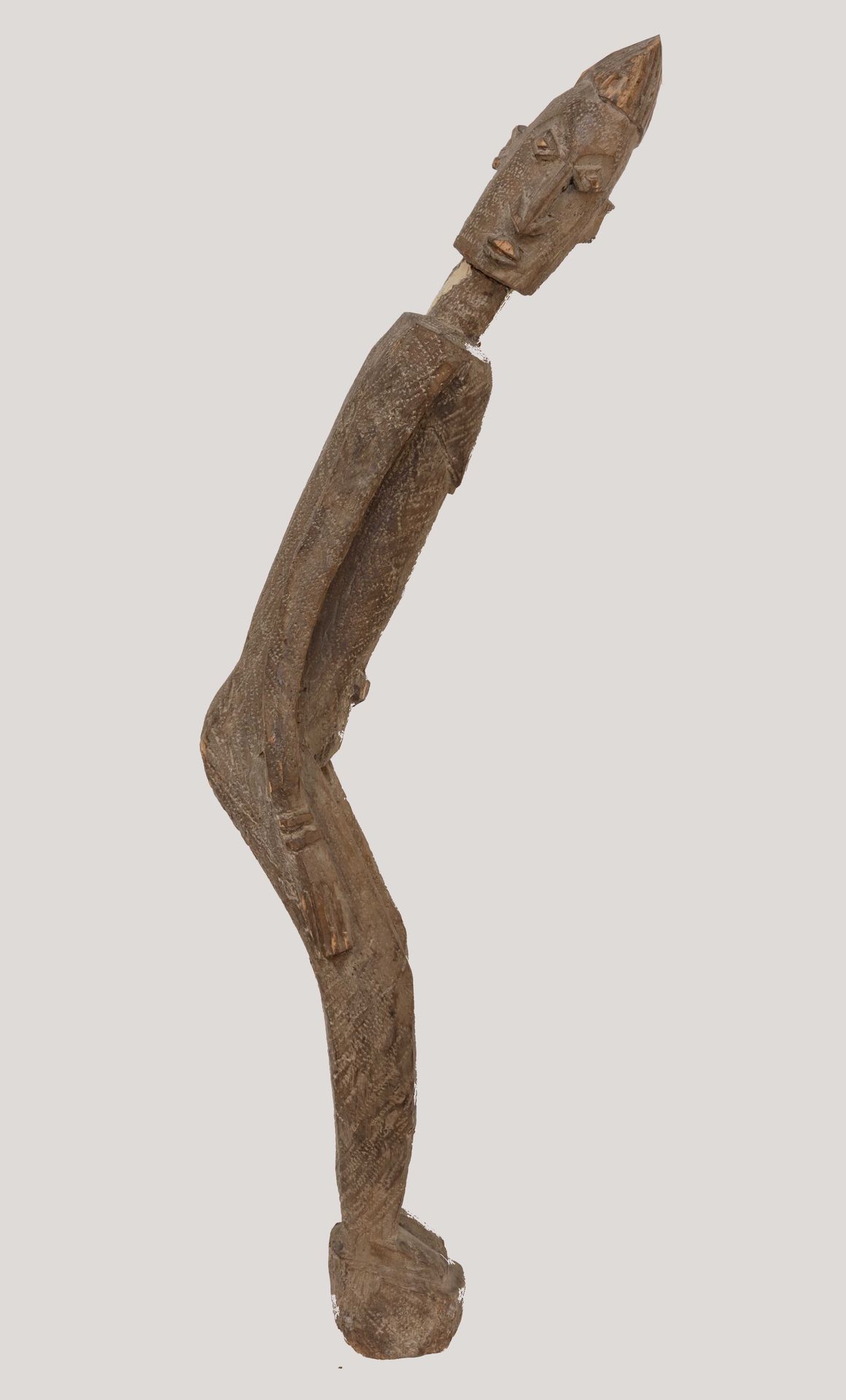 Null DOGON，马里。被称为 "Shicouroulé "或 "蛇人 "的文化雕像。在沟壑纵横的硬木中表现一个弯曲的人物。对颈部进行修复。(参考7) 高度&hellip;