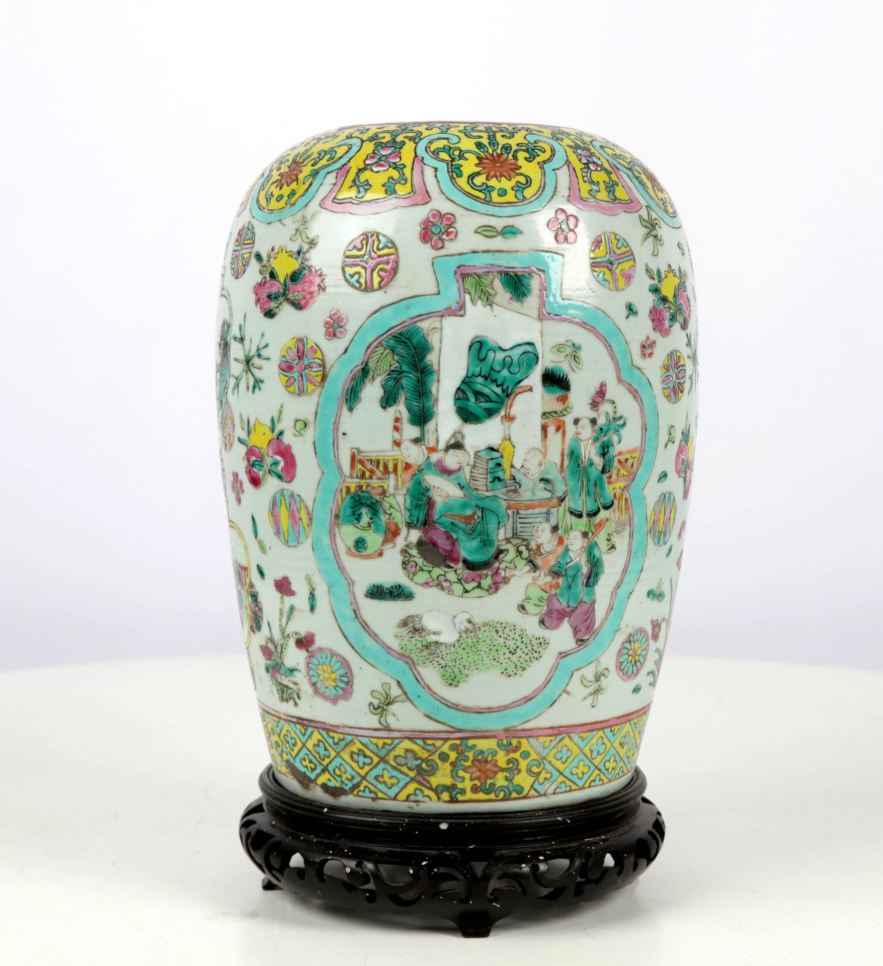 Null 中国，瓷器花瓶，花纹上有储备的字符，底座。高度：25
