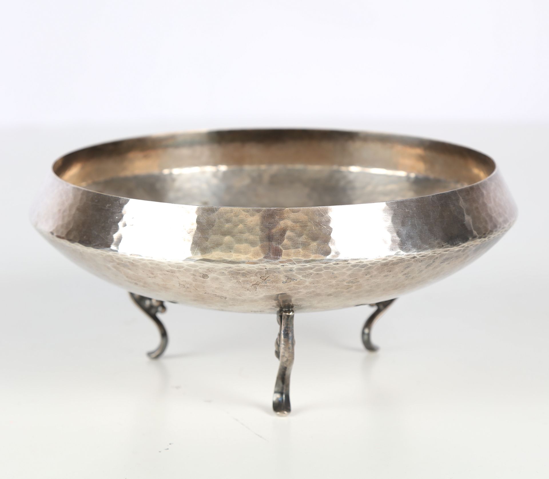 Null DESPRES（风格），镀银和锤击的金属杯，放在三只脚上，有树叶装饰。(小的可见的点蚀)。23X11