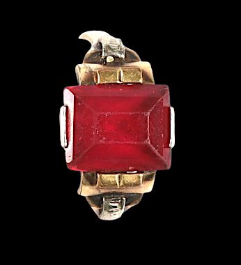 Null 18 K (750°/°°) gold ring set with a rectangular red stone, weight: 2 g