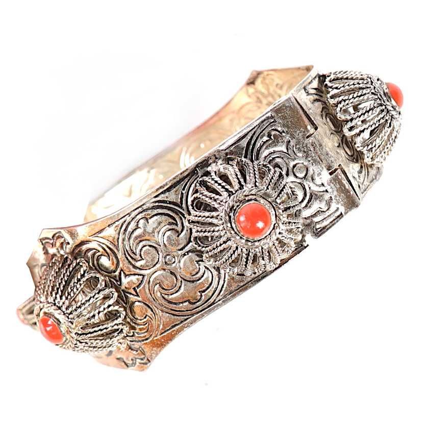 Null Silver bracelet with 5 cabochon coral stones. Pds: 45 g.