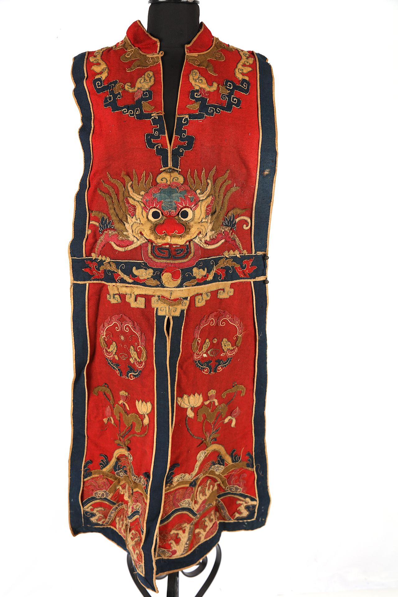 Null 
中国，
一件中国戏剧马甲，饰有浮雕刺绣，前后两幅 。118X45。十九世纪末二十世纪初Cabinet Portier，远东艺术物品专家，26 Bd &hellip;