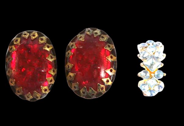 Null 一对红色石头的B.O.，有蓝色石头的戒指，以及有两行3颗钻石的戒指。