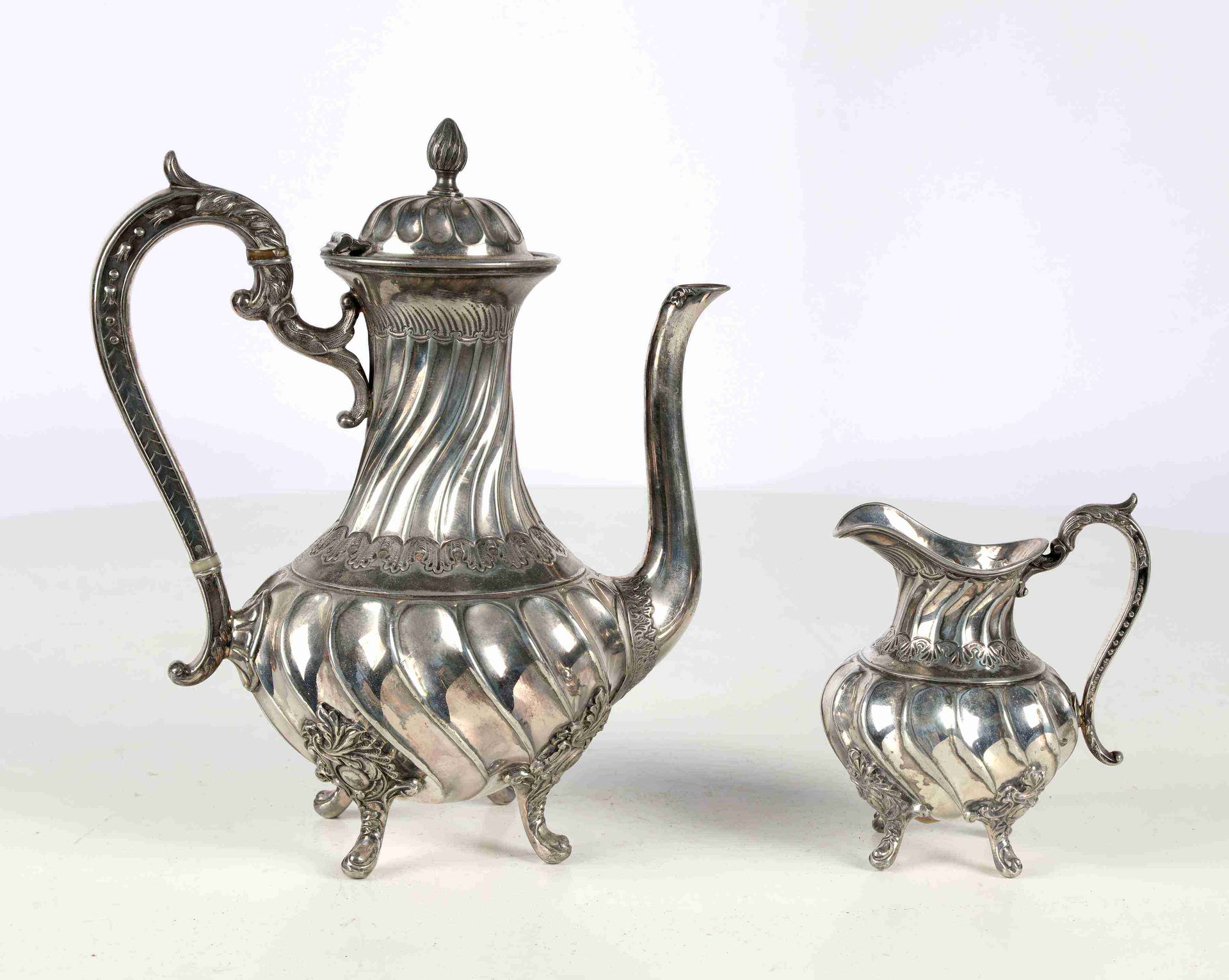 Null 镀银金属的咖啡壶和牛奶壶，扭曲的肋骨。