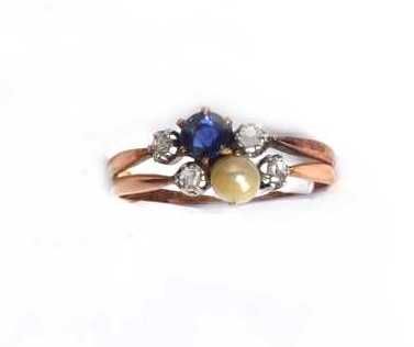 Null 18K金戒指，镶嵌两颗钻石，与一颗珍珠和一颗蓝宝石交替使用（参考：B）2克。
