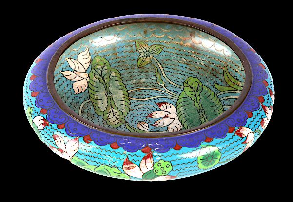 Null 
中国，掐丝珐琅盘，花卉装饰，背面有签名，25厘米。