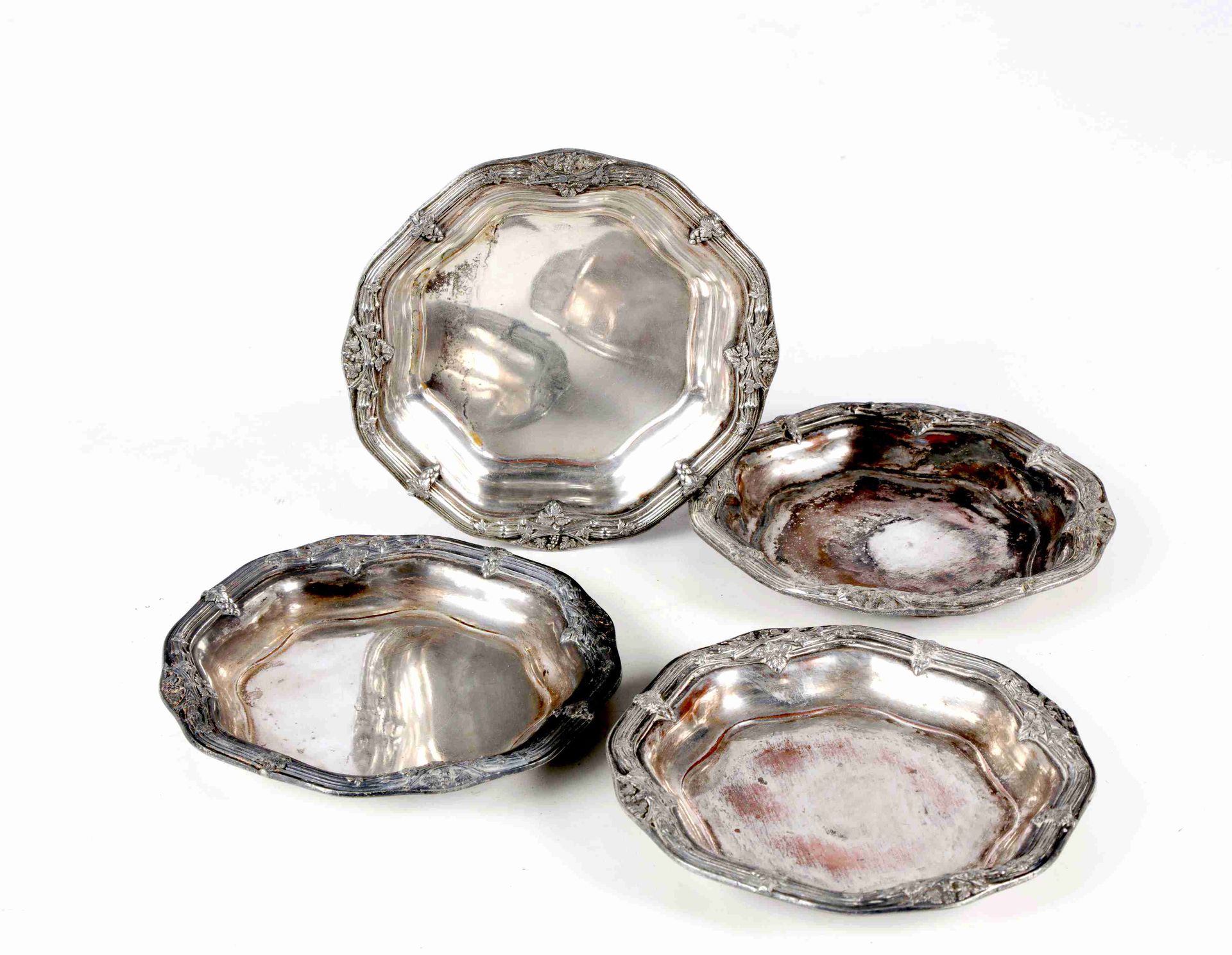 Null set of 4 silver plated metal cups, Louis XV style.