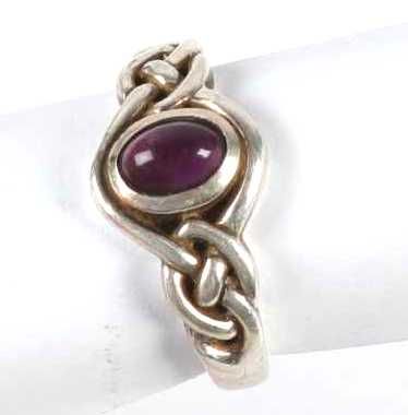 Null Silberring mit Flechtwerkverzierung und Amethyst-Cabochon. Gewicht: 4 g