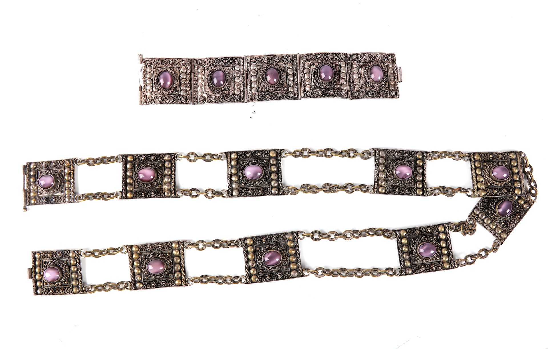Null 由4个银质链节组成的铰接式手镯，上面装饰有凸圆形的紫色宝石。 重量：35克。附带一条皮带：110克。