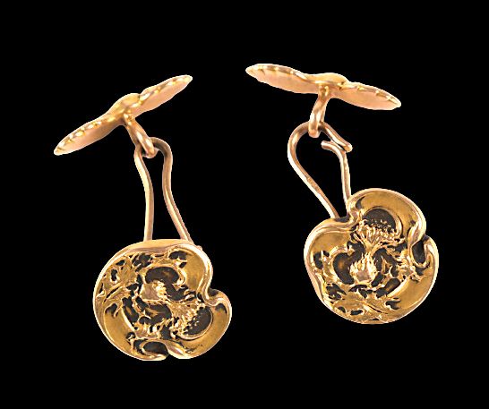 Null 
Pair of cufflinks in 18 K (750°/°°) yellow gold, decorated with a grenade &hellip;