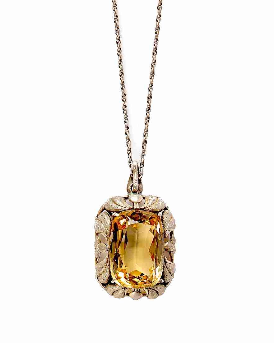 Null Important pendant with a yellow stone (2,2X1,5), silver setting and chain. &hellip;
