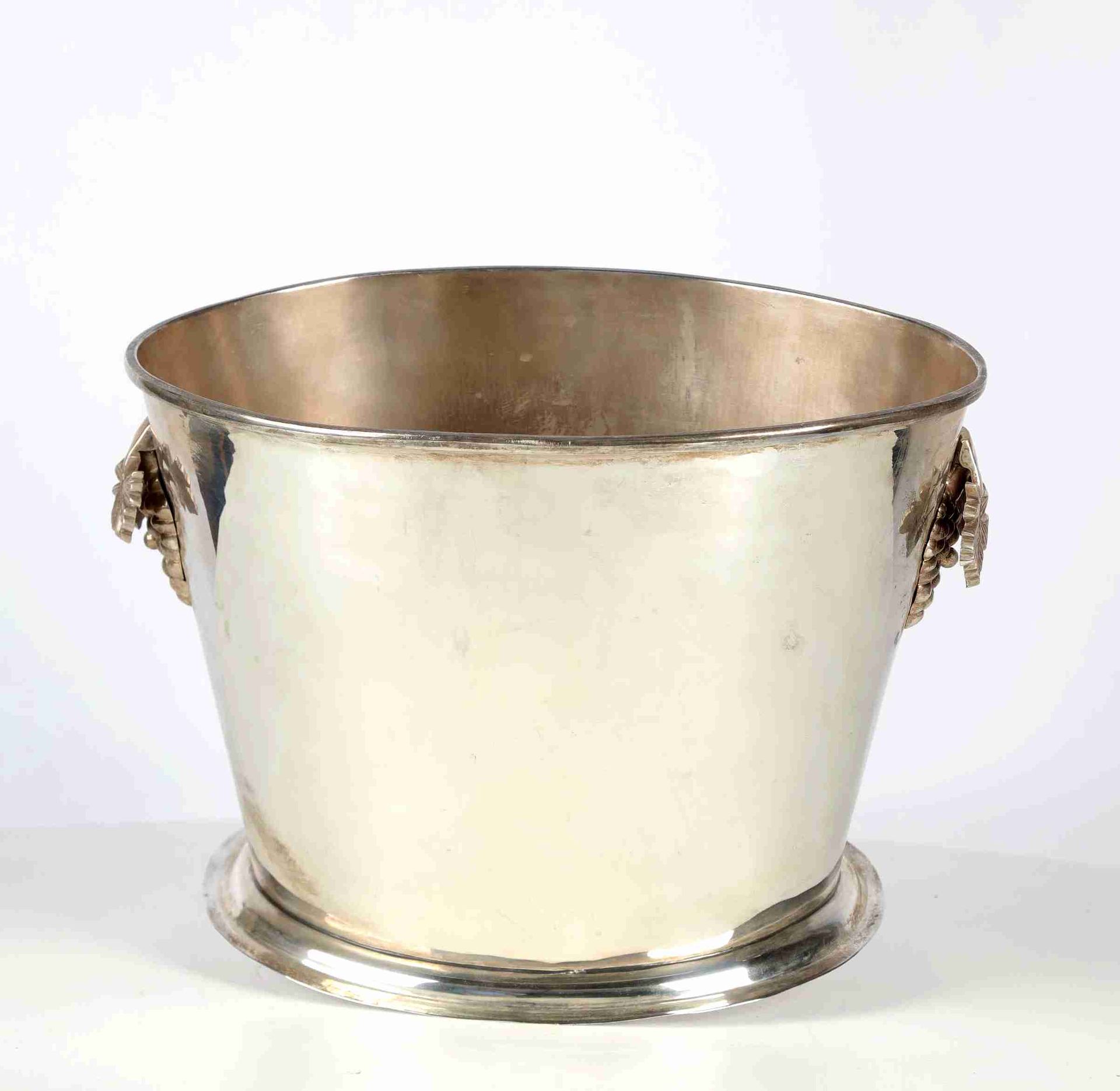 Null Large silver-plated metal champagne cooler or bucket, handle decorated with&hellip;