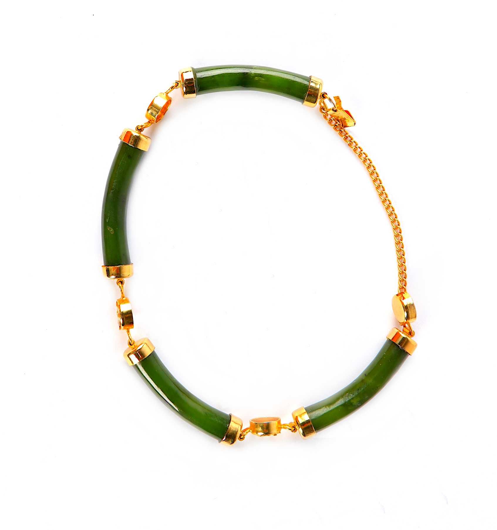 Null 铰链式手镯，有4个绿色宝石链接，由金链子连接。