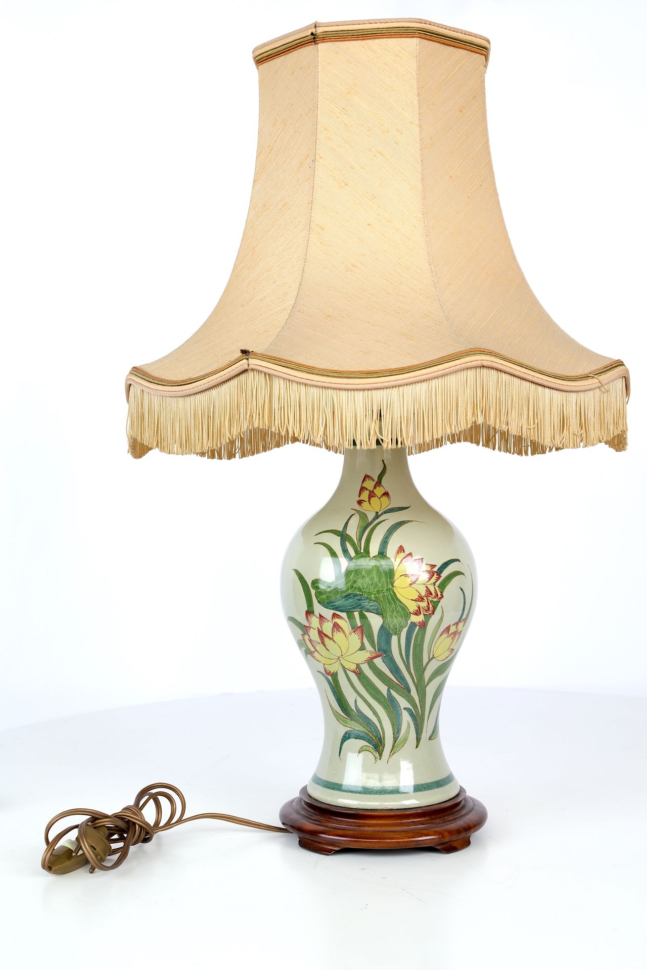 Null 中国，瓷器花瓶，青花瓷背景，内衬灯罩。高度：70厘米。
