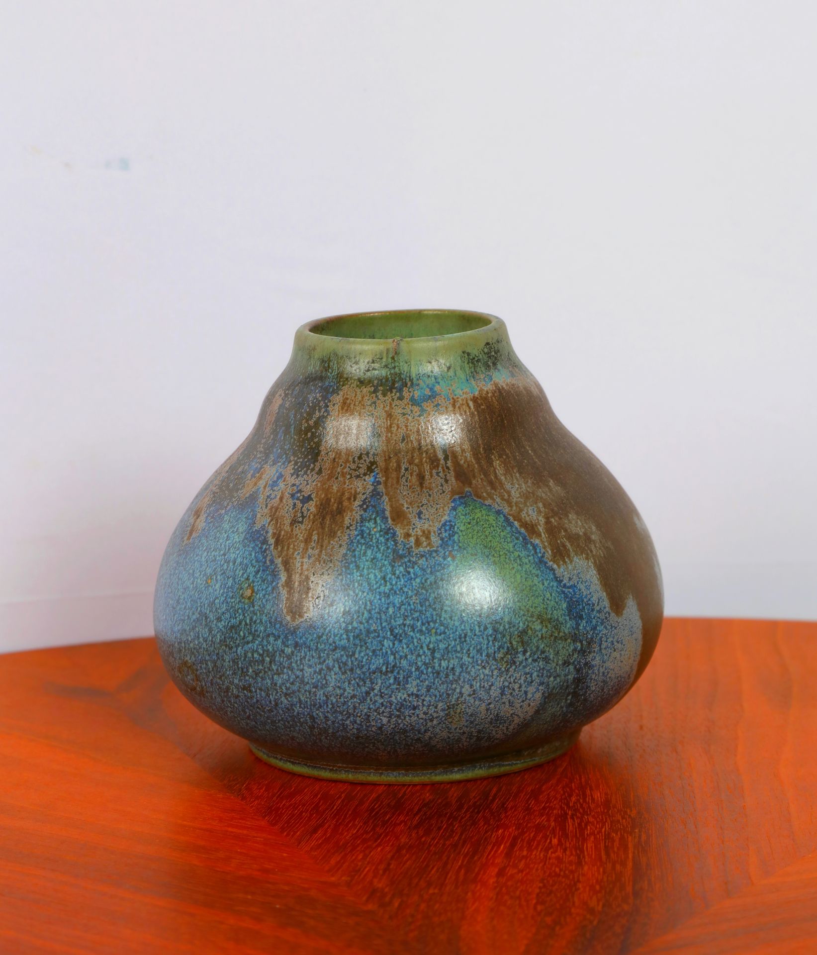 Null DENBAC, blue vase with flamed decoration, height : 12 cl.