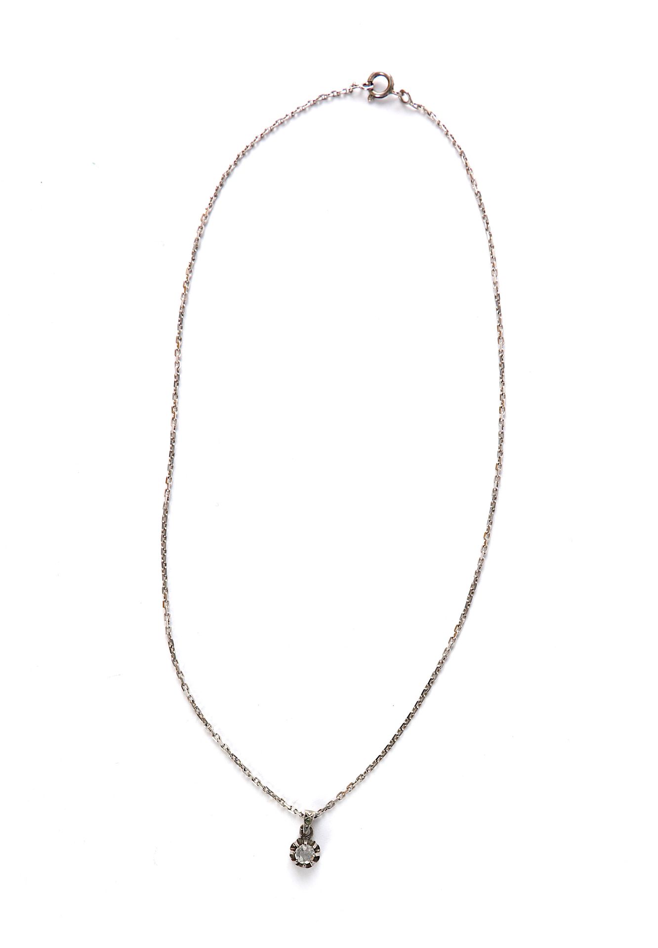Null Halskette aus weißem Metall mit einem Brillanten. Gewicht: 3 g.