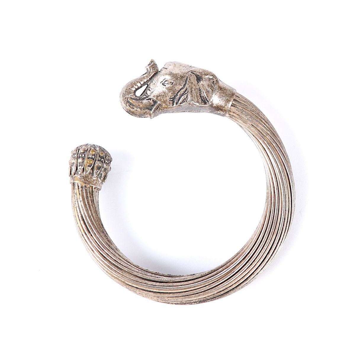 Null Bracelet en argent, filigranné, tête d'éléphant. Pds : 65 g.