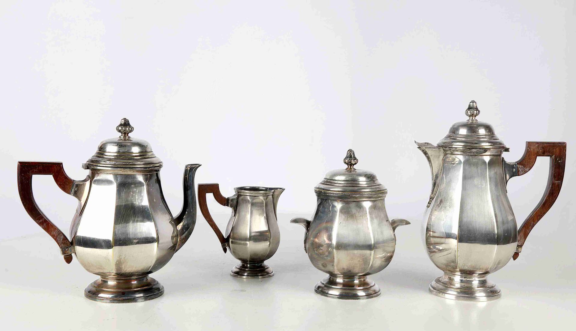 Null 镀银金属茶壶，咖啡壶，牛奶壶（手柄将被重新连接），糖碗，木柄。约1925年