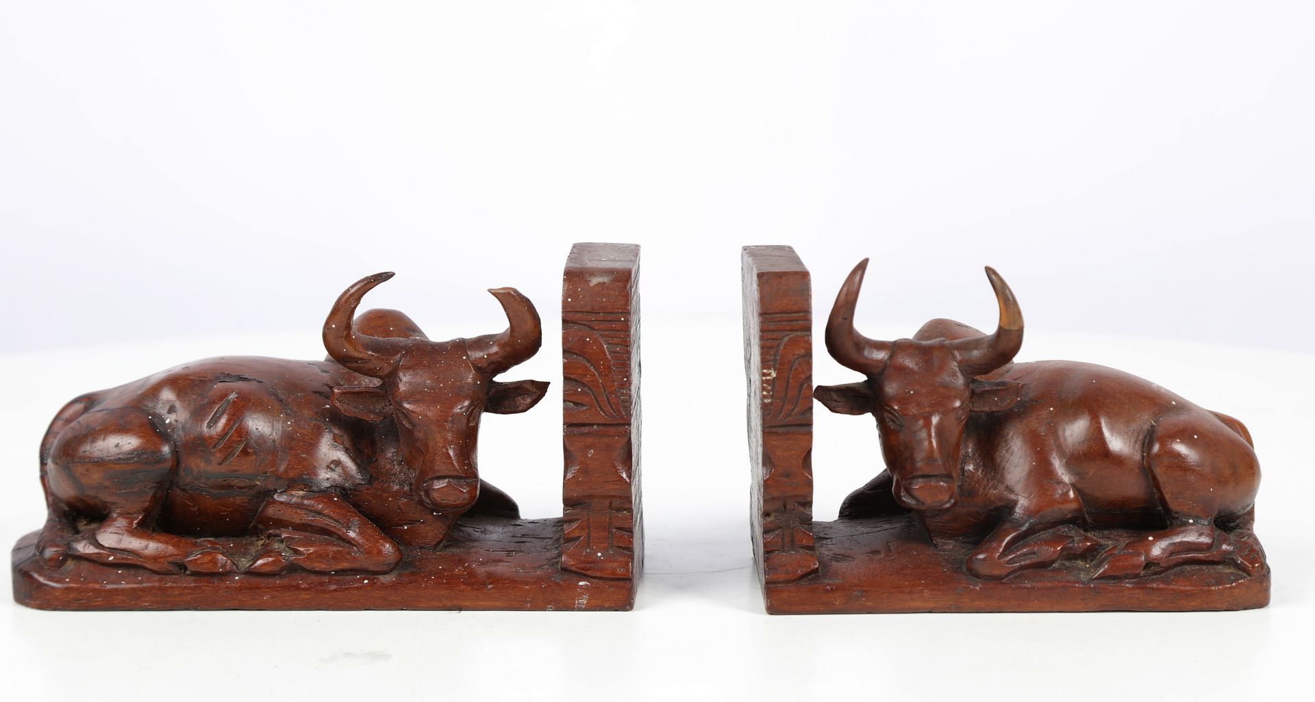 Null pair of bookends featuring buffaloes, 17X16X9