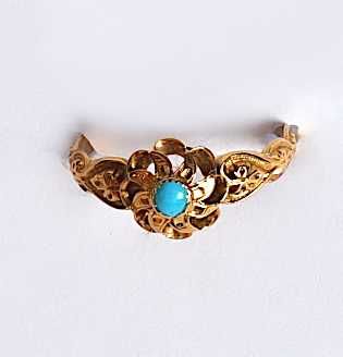 Null An 18 ct yellow gold ring forming a flower and set with a turquoise stone. &hellip;