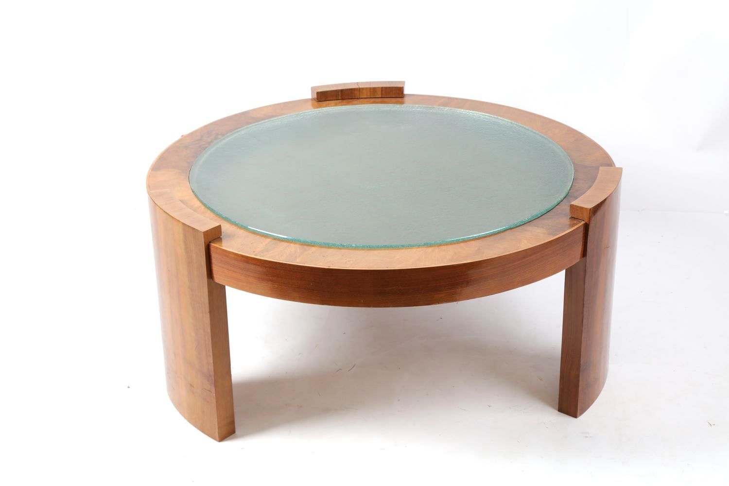Null 大型胡桃木贴面基座桌，三条侧腿，厚实的锤纹玻璃桌面。(室内照明)。装饰艺术风格。101X8X47