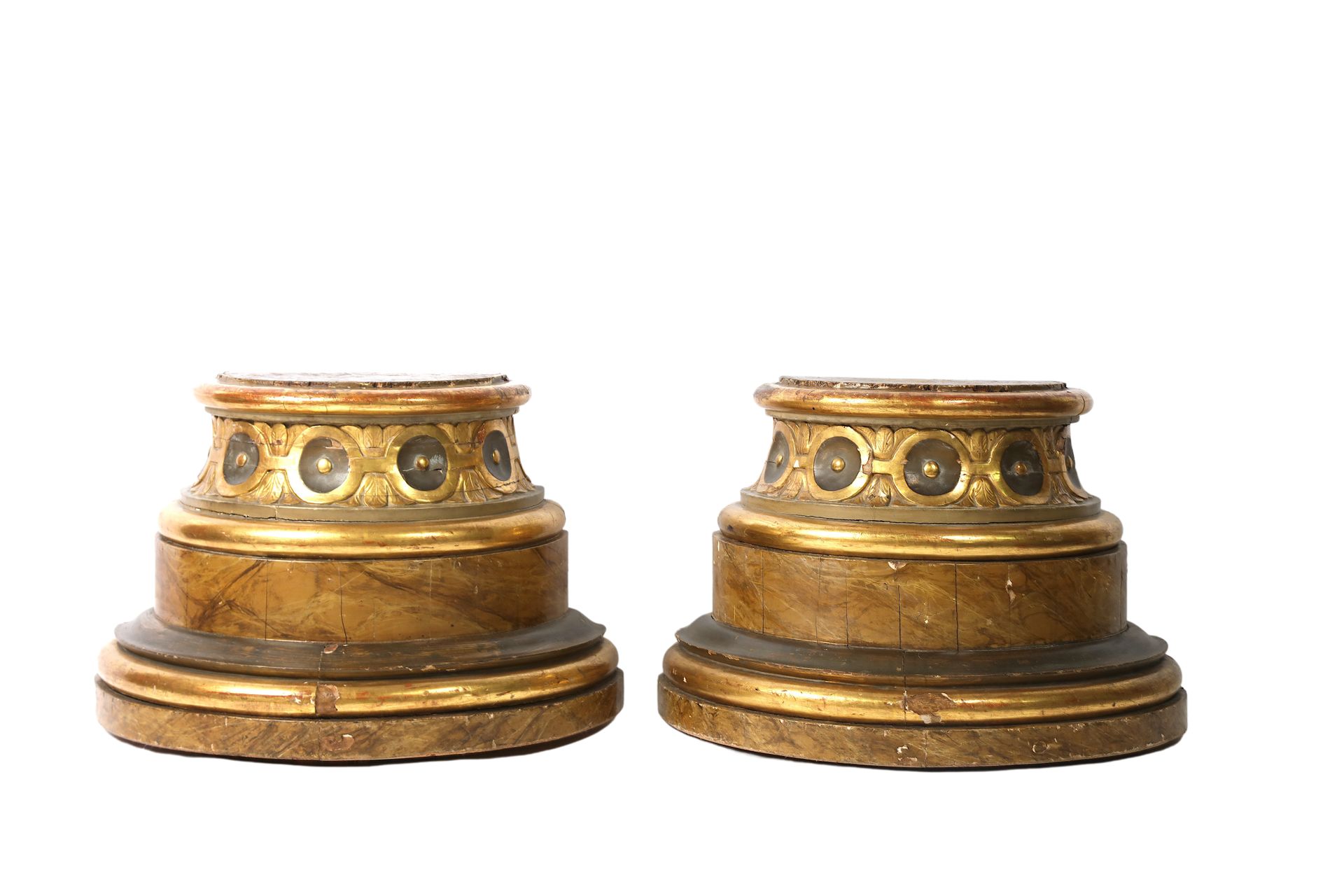 Null 
Una coppia di mezze capsule in legno dorato e intagliato.55X82X50. Italia &hellip;