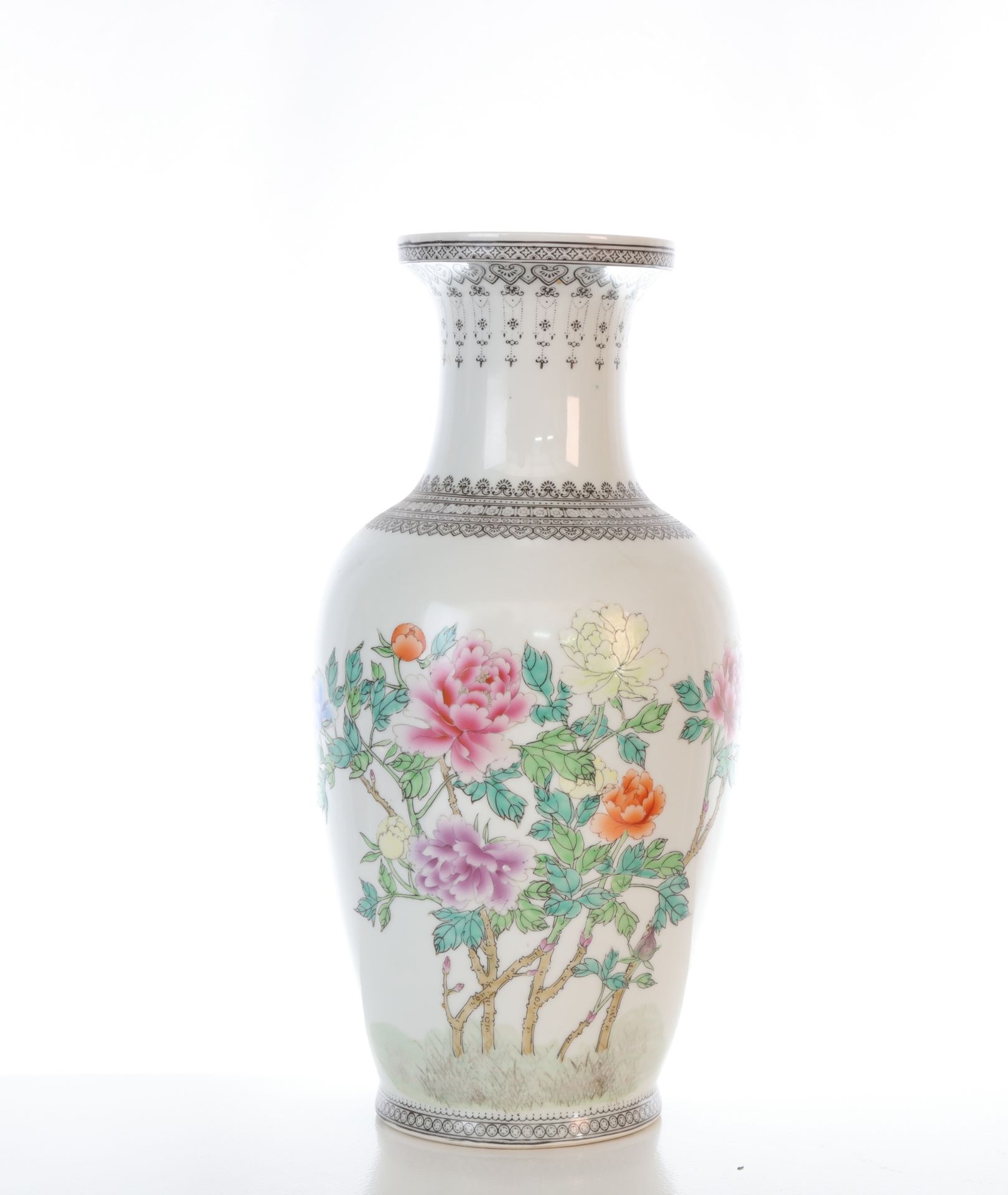 Null CHINA - Jarrón de balaustre de porcelana decorado con peonías, crisantemos &hellip;