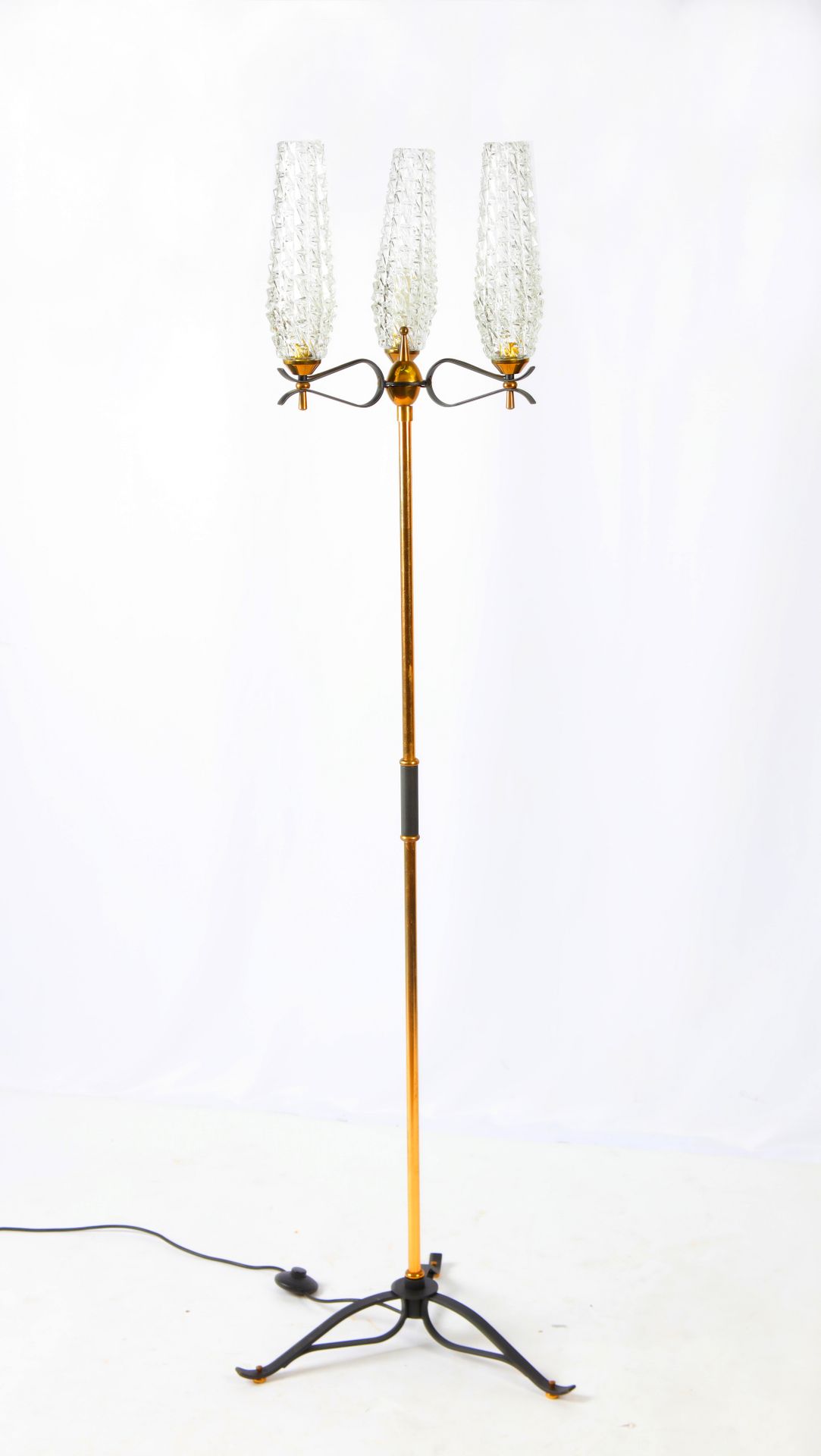 Null ARLUS, (归属), 锻铁落地灯, 三条灯臂带玻璃灯座。身高：173厘米。