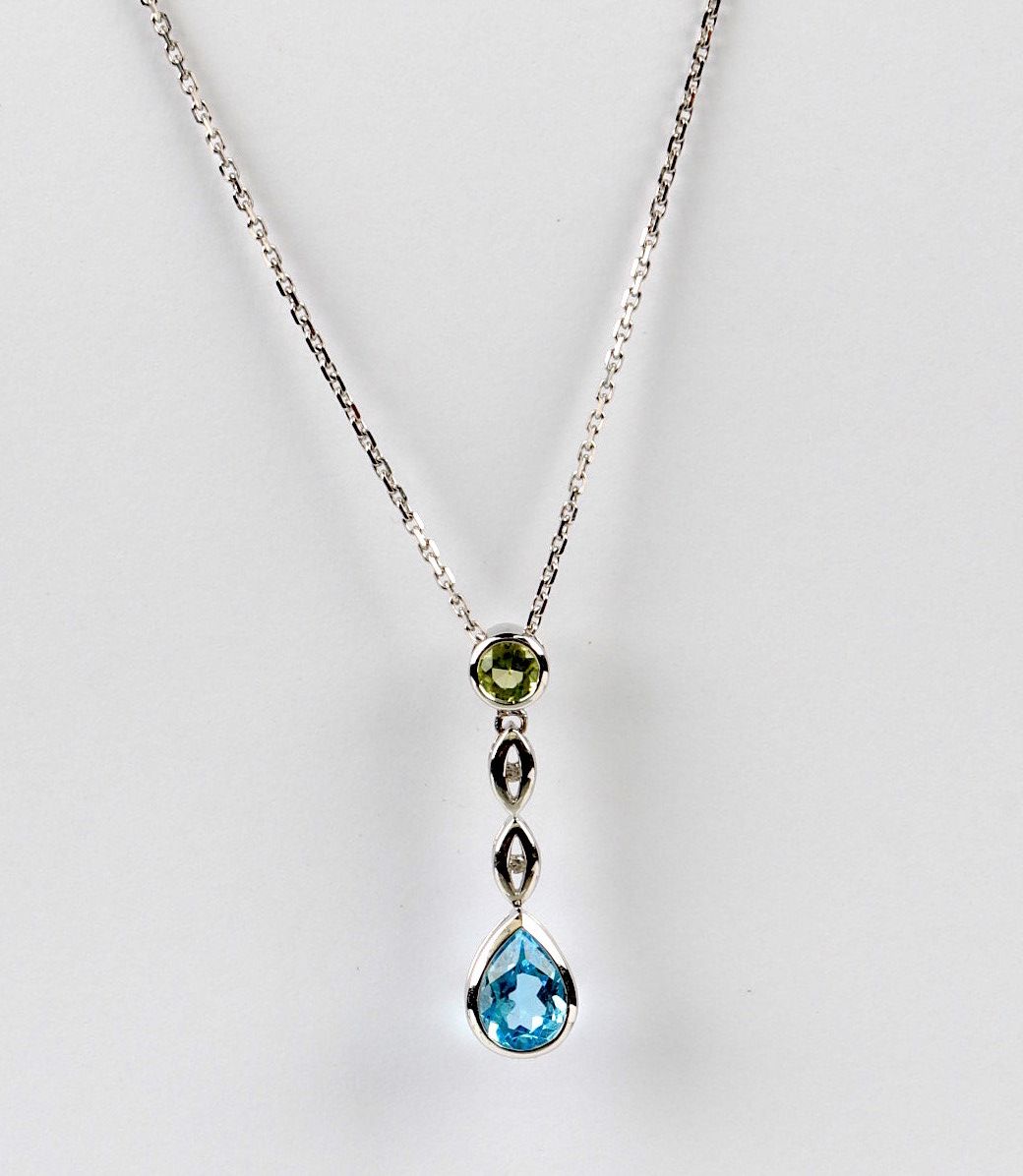 Null 750/1000（18克拉）钻石切割白金吊坠+项链，带有 "鹰头 "印记4g10，镶有一颗梨形切割的蓝色托帕石和一颗圆形切割的橄榄石，共重1.75克拉&hellip;