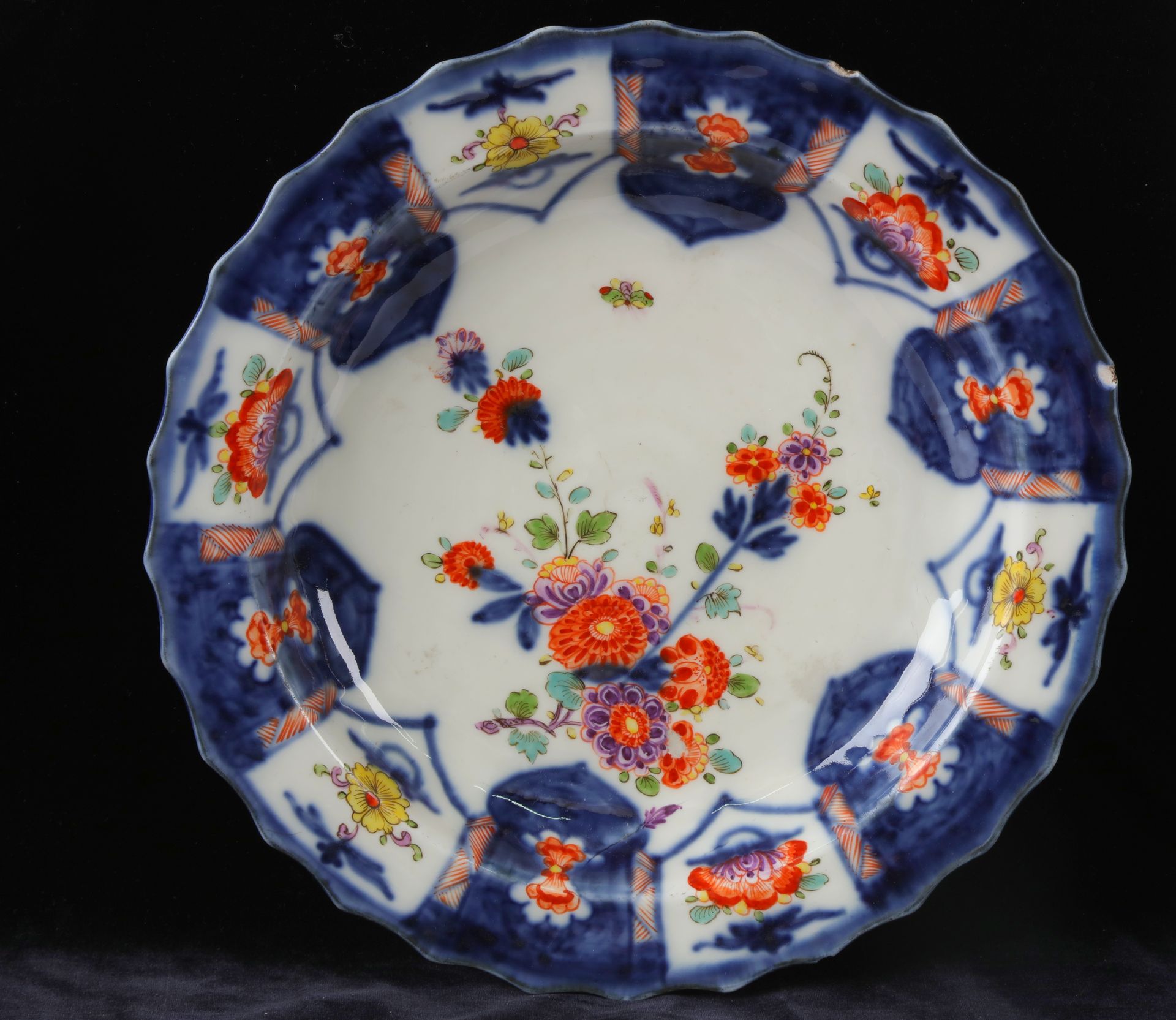 Null 
MEISSEN, assiette en porcelaine à décor polychrome dans le goût Imari. Dia&hellip;