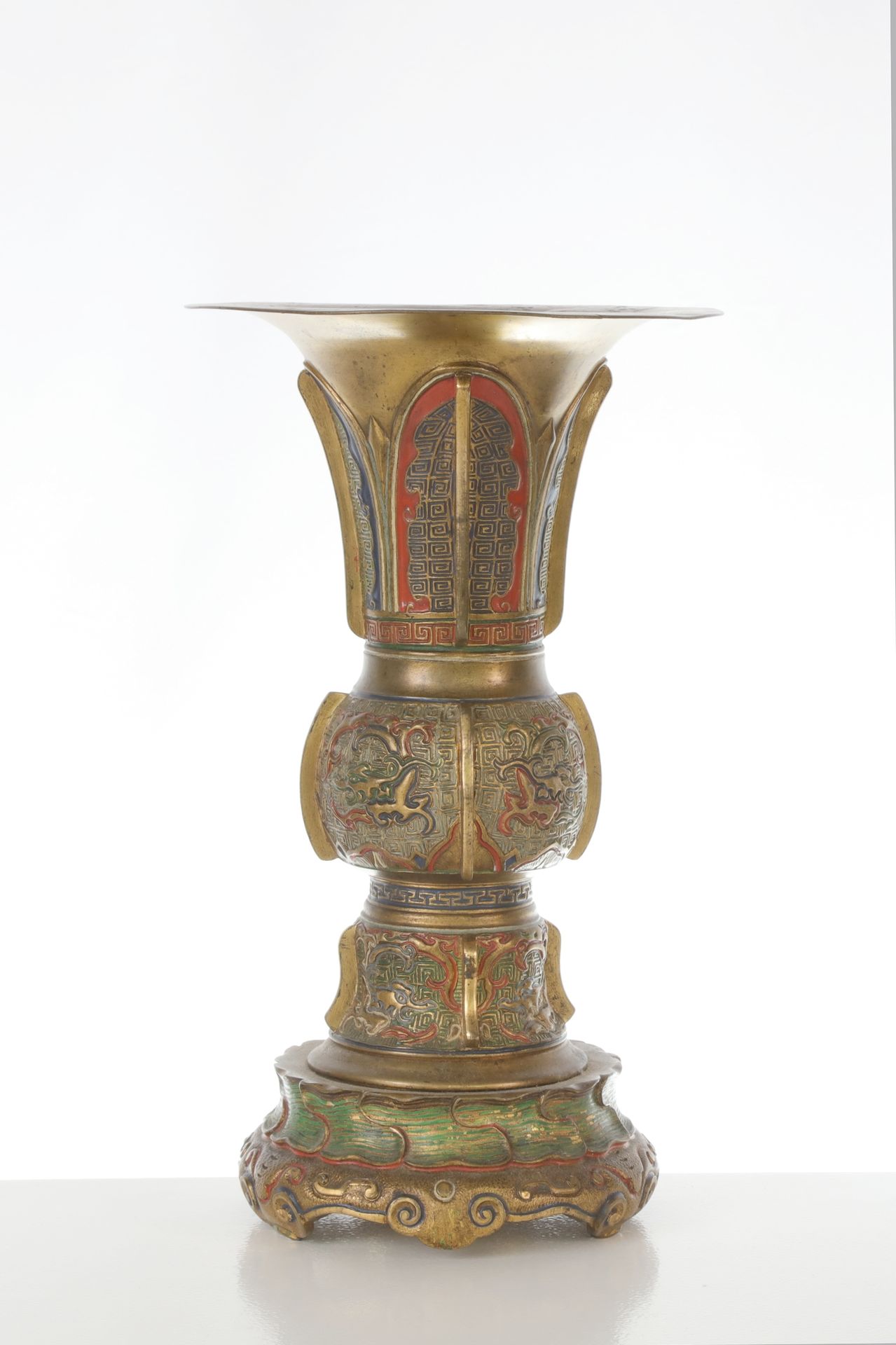 Null 中国，"古 "字形铜瓶，有勋章和棕色的铜锈，有多色的痕迹。19世纪末-20世纪初 高32厘米