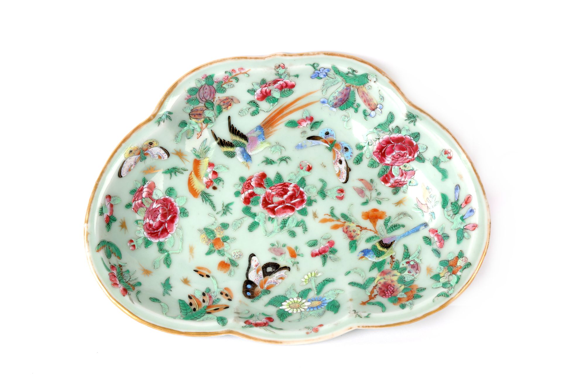 Null CHINA, Seladonschale mit Blumen- und Schmetterlingsdekor. 27 cm