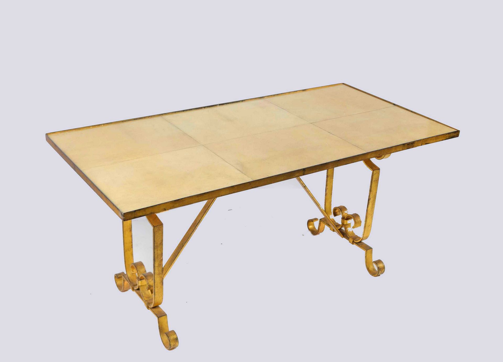 Null 
Belle Table, piètement en fer forgé et doré, le plateau gainée de parchemi&hellip;